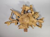 une horloge en or surmontée d'un oiseau