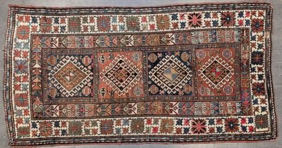 Tapis Iran à décor de 4 médaillons dans les tons brique et o…