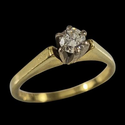 gros plan d'une bague en diamant sur fond noir