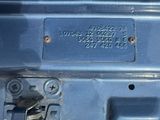 un gros plan du pare-chocs d'une voiture avec la plaque d'immatriculation
