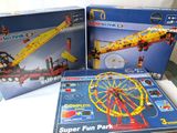 deux boîtes de lego technics sont posées sur une table