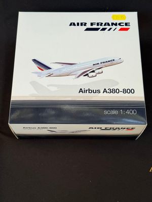 une boîte sur laquelle figure une maquette d'avion