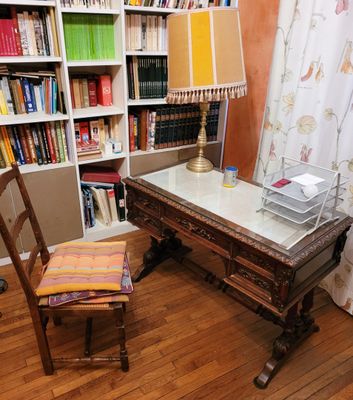 BUREAU de style Henri II, en chêne richement sculpté, à doub…