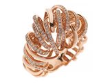 gros plan d'une bague en diamant sur fond blanc