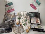 un grand nombre d'objets posés sur une table
