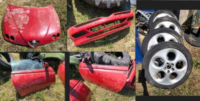 quatre photos d'une voiture peinte en rouge