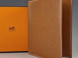 l'intérieur d'un portefeuille en cuir marron avec une couverture orange
