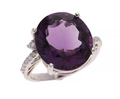 une bague en améthorate et diamants