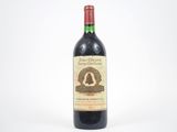 la bouteille de vin est posée sur une surface blanche
