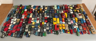 un grand nombre de petites voitures posées sur une table
