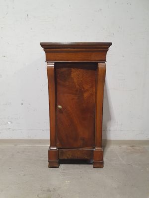 un petit meuble en bois surmonté d'une porte