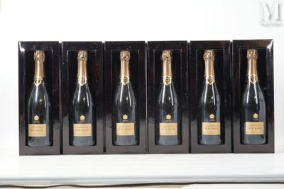 six bouteilles de champagne sont alignées sur une étagère