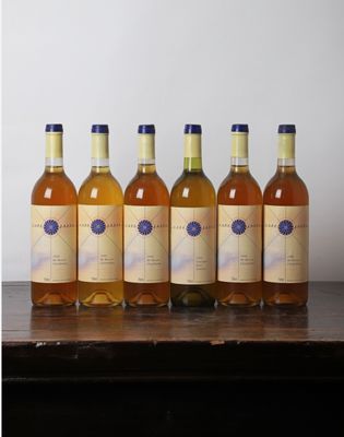 six bouteilles de vin posées sur une table en bois