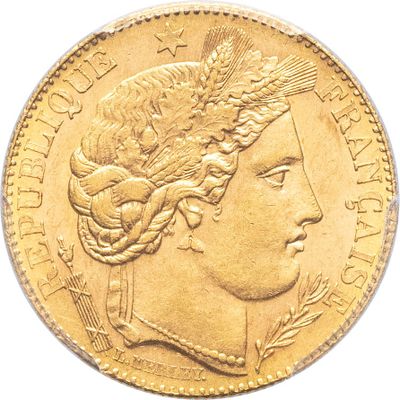 Gros plan sur une pièce d'or ornée d'une tête de femme