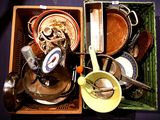 une boîte en bois contenant un assortiment de plats et d'ustensiles
