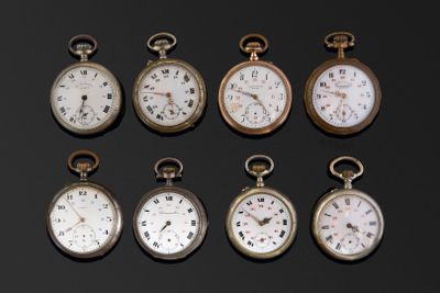 Huit montres avec cadrans à 24 heures