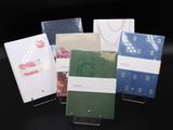 cinq carnets aux motifs variés posés sur une surface noire