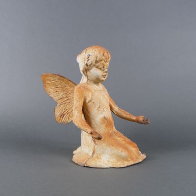 statue d'un ange ailé sur fond gris