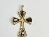 une image représentant une croix en or ornée de grenats