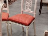 many chairs that are sitting in a room together