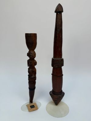paire de bougeoirs en bois sculpté, avec des têtes sculptées sur les socles