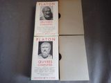 trois livres posés sur une table, sur lesquels figurent les portraits d'un homme et d'une femme