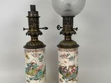paire de lampes anciennes en porcelaine chinoise sur pied avec abat-jour en verre
