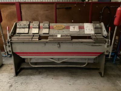 une machine qui se trouve dans une pièce où il y a beaucoup de cartons