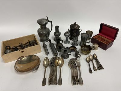 un assortiment d'argenterie comprenant une théière, des cuillères et d'autres objets