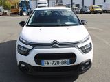 une voiture blanche garée dans un parking