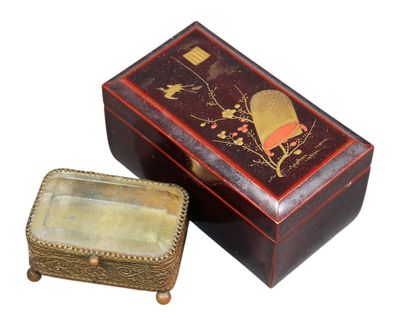 Ensemble comprenant BOITE A BIJOUX en métal à décor de volut…