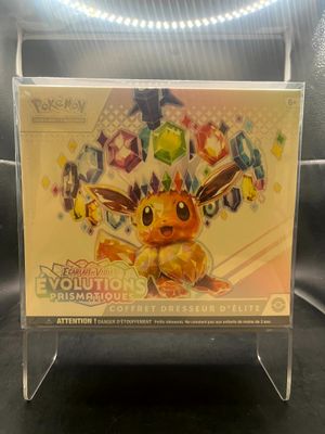 La boîte contenant la figurine du Pokémon Pikachu est exposée.