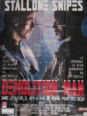 L'affiche du film « Demolition Man » est accrochée au mur.