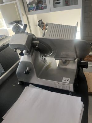 une machine posée sur le comptoir d'une cuisine