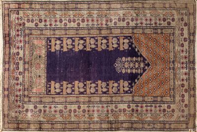 un vieux tapis orné d'un motif bleu et orange
