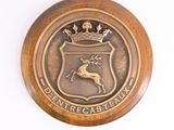 une image représentant une plaque sur laquelle figurent un cerf et une couronne