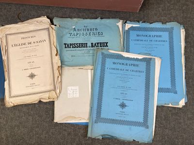 un grand nombre de livres posés sur le sol