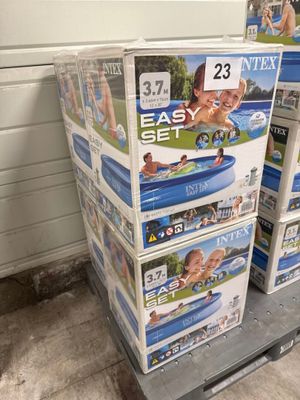 des cartons empilés les uns sur les autres sur une palette dans un magasin