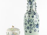 deux vases placés l'un à côté de l'autre