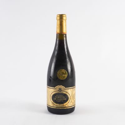 une bouteille de vin posée sur une table blanche