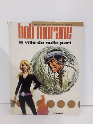 la couverture d'un livre sur laquelle figure une femme tenant une arme à feu