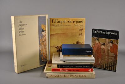plusieurs livres sont empilés sur une table