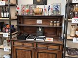 une vitrine en bois au milieu d'un magasin
