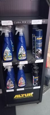 de nombreuses bouteilles de produits d'entretien sur les rayons du magasin