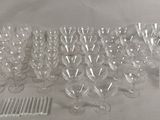 beaucoup de verres à vin et un peigne sur la table