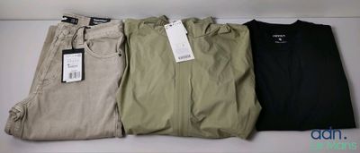 trois paires de pantalons kaki pour homme, encore étiquetés