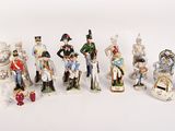 de nombreuses figurines de différentes tailles et couleurs disposées sur une surface blanche