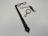 une paire de ciseaux et une paire de lunettes posées sur une table