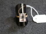 une bague posée sur une table à côté d'une étiquette de prix
