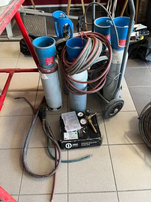un grand nombre d'outils posés sur le sol